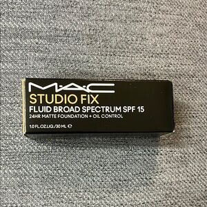MAC Studio Fix Foundation SPF 15 NC40